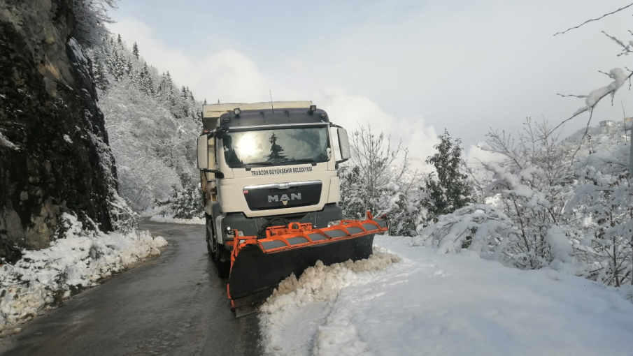 BÜYÜKŞEHİR EKİPLERİ KARLA MÜCADELEYİ SÜRDÜRÜYOR